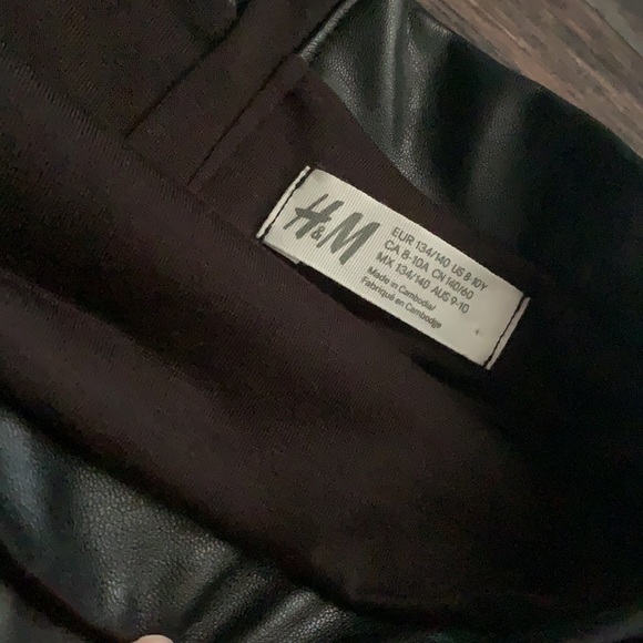 black leather skirt from H and M - Picture 2 of 4